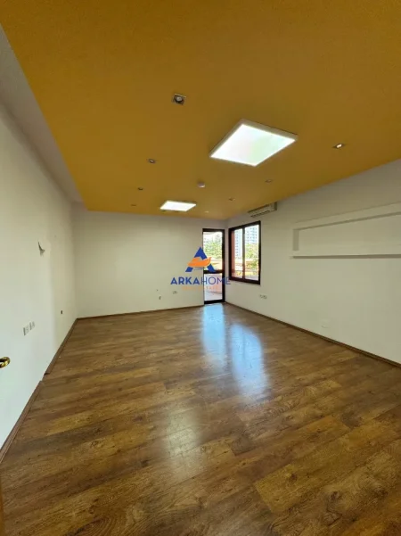 Tirane, jepet me qera ambjent biznesi Kati 3, 200 m² 3.200 € 