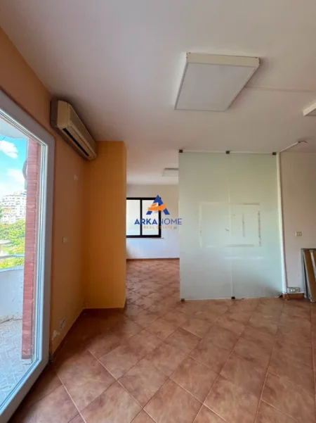 Tirane, jepet me qera ambjent biznesi Kati 3, 200 m² 3.200 € 