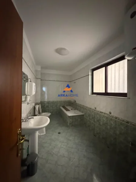 Tirane, jepet me qera ambjent biznesi Kati 3, 200 m² 3.200 € 