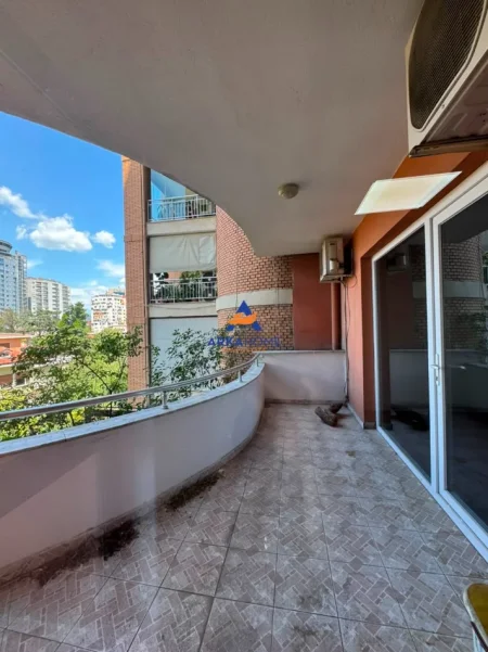 Tirane, jepet me qera ambjent biznesi Kati 3, 200 m² 3.200 € 