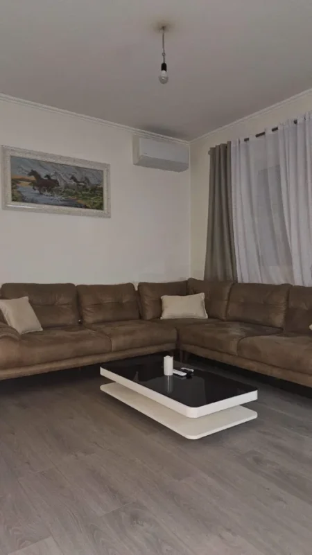 Tirane, jepet me qera shtepi 1+1+Ballkon Kati 1, 75 m² 500 € (Globe)