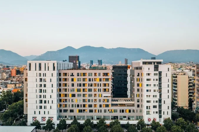 Tirane, jepet me qera zyre Kati 3, 100 m² 1.000 € (RRUGA E KAVAJES)