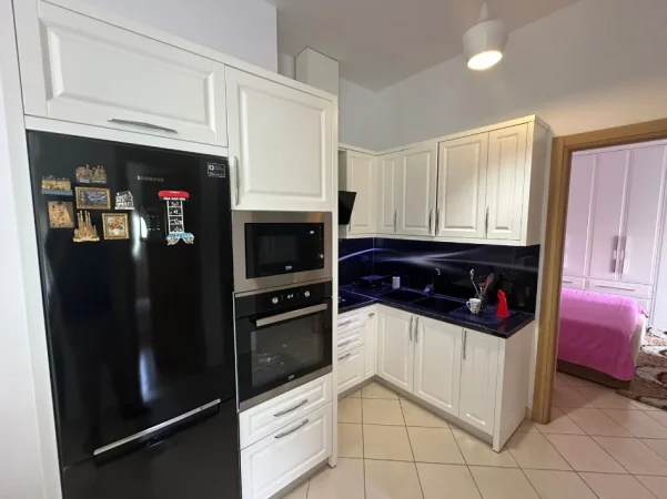 Tirane, jepet me qera apartament 2+1 Kati 2, 100 m² 650 € (Casa italia)