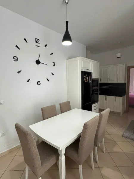 Tirane, jepet me qera apartament 2+1 Kati 2, 100 m² 650 € (Casa italia)