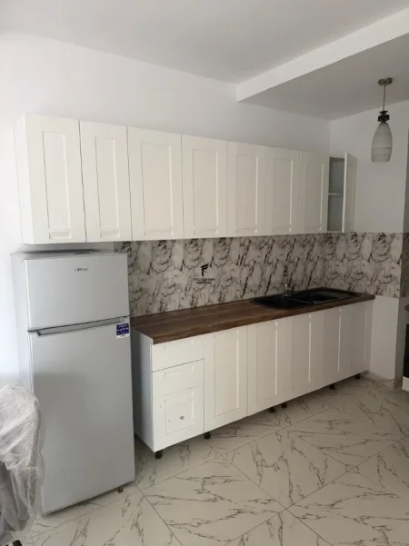 Tirane, jepet me qera apartament 1+1 Kati 2, 75 m² 500 € (RRUGA E KAVAJES)