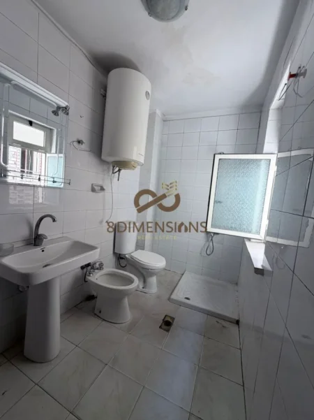 Shitet Apartament 2+1 ne rrugen Petro Nini Luarasi, prane Shkolles se Baletit (D8142Z-23)