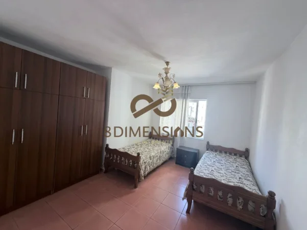 Shitet Apartament 2+1 ne rrugen Petro Nini Luarasi, prane Shkolles se Baletit (D8142Z-23)