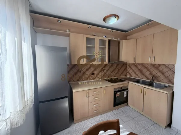 Shitet Apartament 2+1 ne rrugen Petro Nini Luarasi, prane Shkolles se Baletit (D8142Z-23)