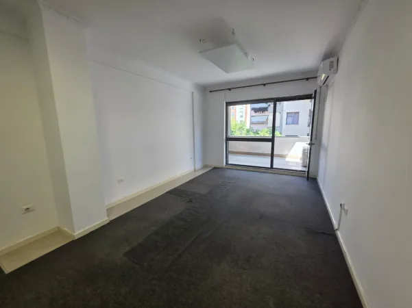 Tirane, jepet me qera apartament 2+1 Kati 2, 120 m² 600 €