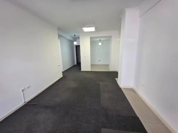 Tirane, jepet me qera apartament 2+1 Kati 2, 120 m² 600 €