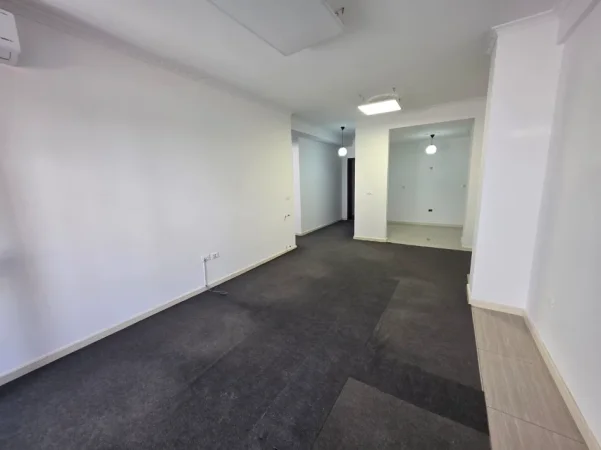 Tirane, jepet me qera apartament 2+1 Kati 2, 120 m² 600 €