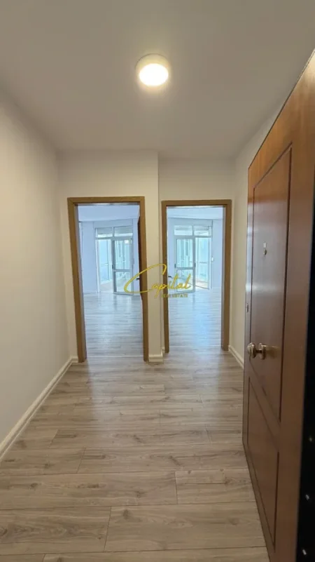 Tirane, jepet me qera zyre Kati 3, 130 m² 800 € (ISH EKSPOZITA)