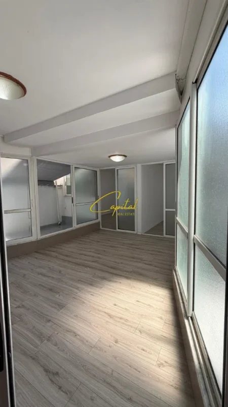 Tirane, jepet me qera zyre Kati 3, 130 m² 800 € (ISH EKSPOZITA)