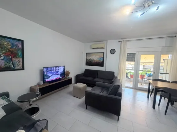 Tirane, jepet me qera apartament 2+1 Kati 2, 101 m² 700 € (Naim frasheri)