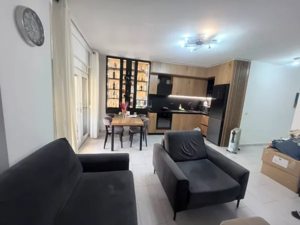 Tirane, jepet me qera apartament 2+1 Kati 2, 101 m² 700 € (Naim frasheri)