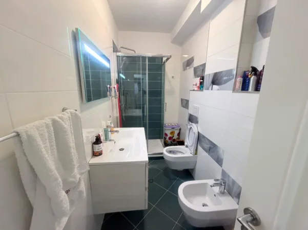 Tirane, jepet me qera apartament 2+1 Kati 2, 101 m² 700 € (Naim frasheri)