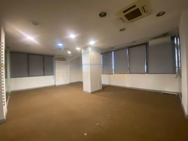 Tirane, jepet me qera ambjent biznesi Kati 4, 275 m² 2.500 € (zogu i zi)