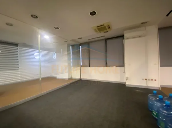 Tirane, jepet me qera ambjent biznesi Kati 4, 275 m² 2.500 € (zogu i zi)