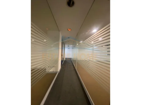 Tirane, jepet me qera ambjent biznesi Kati 4, 275 m² 2.500 € (zogu i zi)