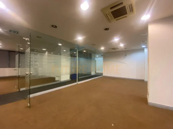 Tirane, jepet me qera ambjent biznesi Kati 4, 275 m² 2.500 € (zogu i zi)