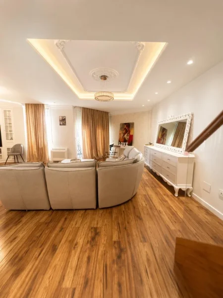 Tirane, jepet me qera apartament duplex 2+1 Kati 4, 180 m² 2.500 € (RRUGA E KAVAJES)