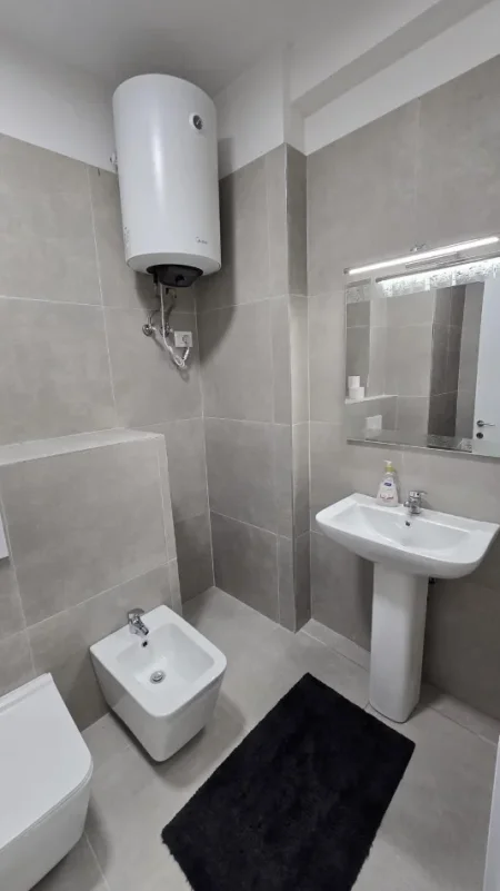 Tirane, jepet me qera apartament 1+1+Ballkon Kati 2, 60 m² 450 € (Univers City)