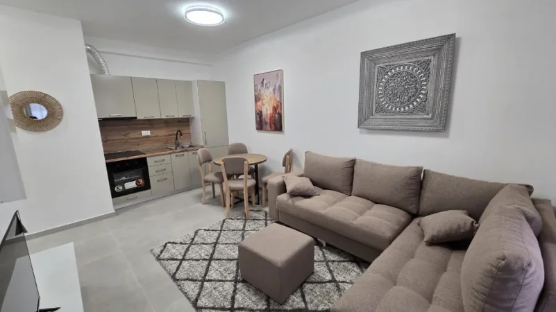 Tirane, jepet me qera apartament 1+1+Ballkon Kati 2, 60 m² 450 € (Univers City)