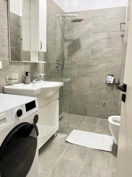 Tirane, jepet me qera apartament 1+1 Kati 2, 58 m² 650 € (Pran Ring Center)