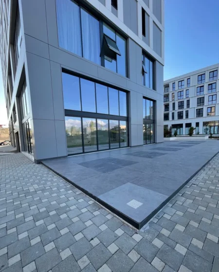 Tirane, jepet me qera ambjent biznesi Kati 1, 120 m² 1.500 € (The New Boulevard)