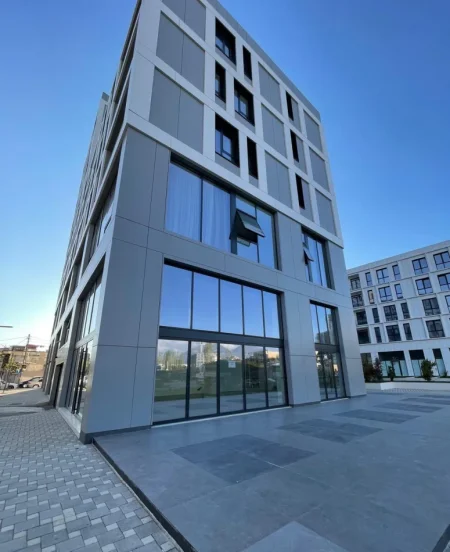 Tirane, jepet me qera ambjent biznesi Kati 1, 120 m² 1.500 € (The New Boulevard)