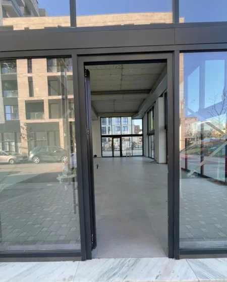 Tirane, jepet me qera ambjent biznesi Kati 1, 120 m² 1.500 € (The New Boulevard)