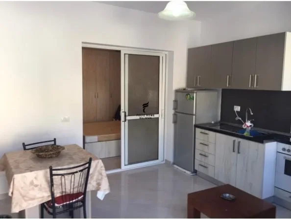 Tirane, jepet me qera apartament 1+1 Kati 1, 40 m² 450 € (QENDER)