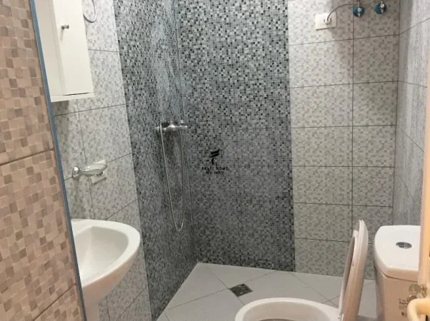 Tirane, jepet me qera apartament 1+1 Kati 1, 40 m² 450 € (QENDER)