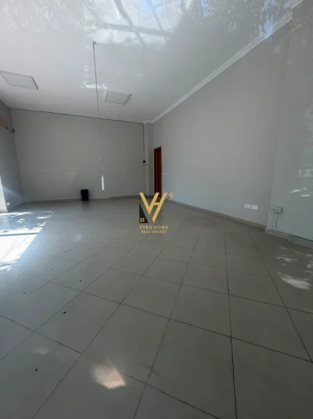 Tirane, jepet me qera ambjent biznesi Kati 0, 54 m² 670 € (RRUGA E BARRIKADAVE)