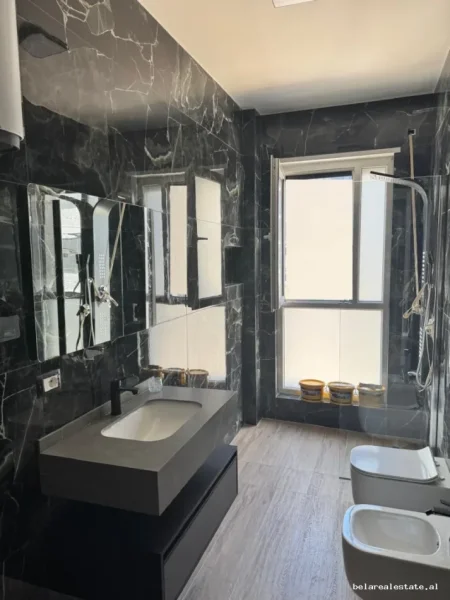 Tirane, jepet me qera apartament 1+1+Ballkon Kati 2, 65 m² 600 € (Kompleksi Trio Towers)