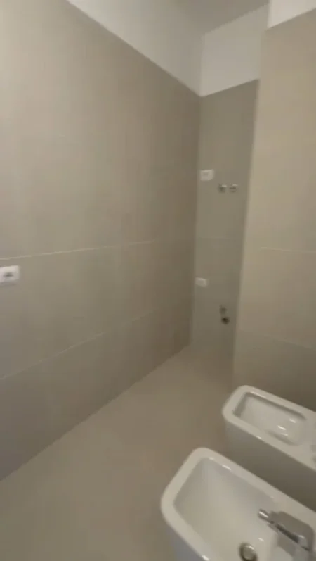 Tirane, jepet me qera ambjent biznesi Kati 4, 60 m² 750 € (Rruga e Barrikadave)