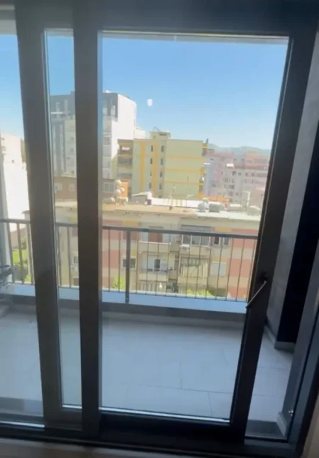 Tirane, jepet me qera ambjent biznesi Kati 4, 60 m² 750 € (Rruga e Barrikadave)