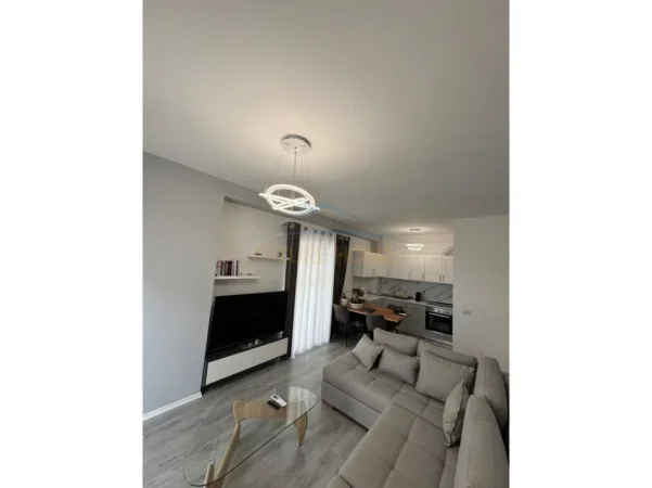 Tirane, jepet me qera apartament 2+1+Ballkon Kati 6, 90 m² 400 € (Univers City)