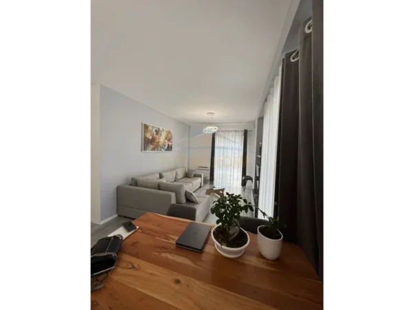 Tirane, jepet me qera apartament 2+1+Ballkon Kati 6, 90 m² 400 € (Univers City)