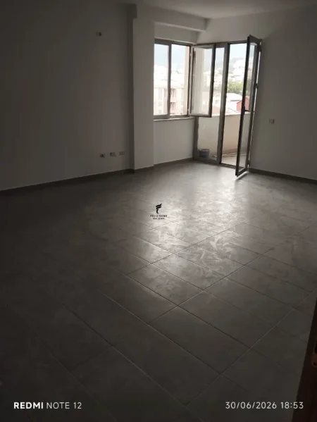 Tirane, jepet me qera apartament 1+1 Kati 2, 80 m² 550 € (PORCELAN)