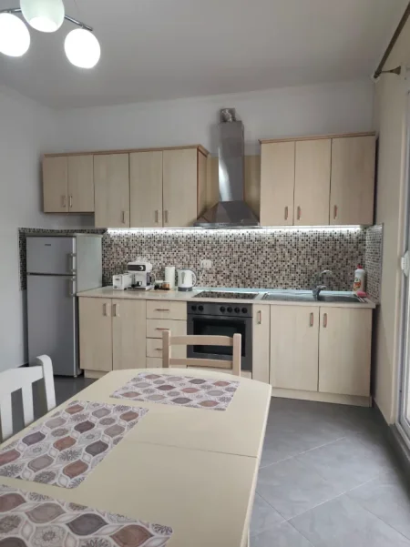 Tirane, jepet me qera apartament 1+1 Kati 4, 70 m² 600 € (RRUGA NDRE MJEDA)