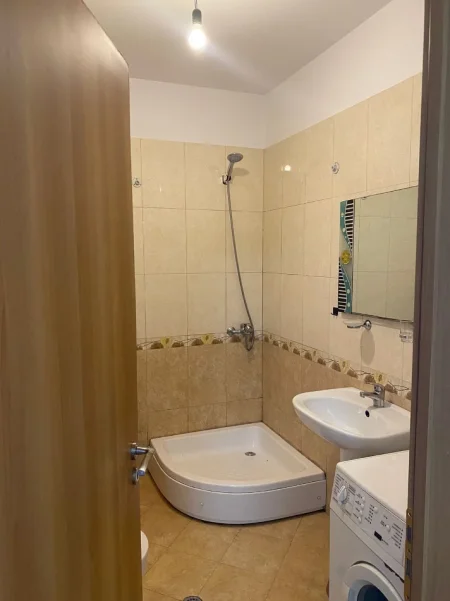 Tirane, jepet me qera apartament 1+1 Kati 6, 65 m² 500 € (Xhamllik ,Rruga Xhanfize Keko)