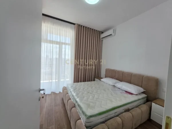 Tirane, jepet me qera apartament 1+1+Ballkon Kati 15, 78 m² 700 € (bulevardi i ri)