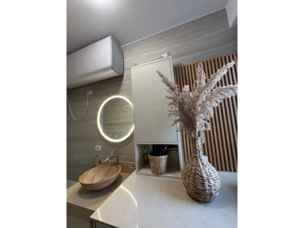 Tirane, jepet me qera apartament 1+1+Ballkon Kati 1, 75 m² 1.000 € (rruga e barrikadave)