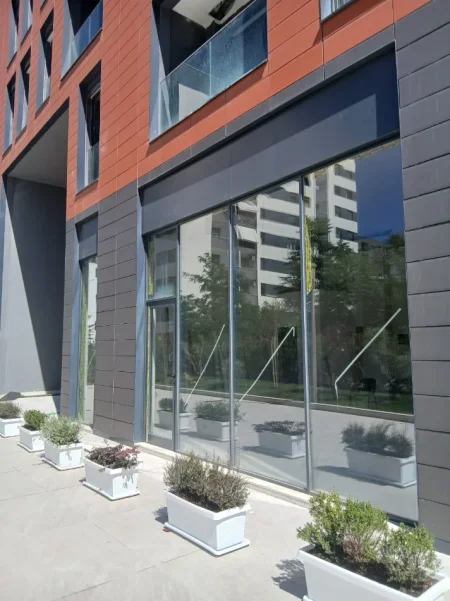 Tirane, jepet me qera nga Pronari, pa-komision ambjent biznesi Kati 0, 87 m² 900 € (Rruga Don Bosko)