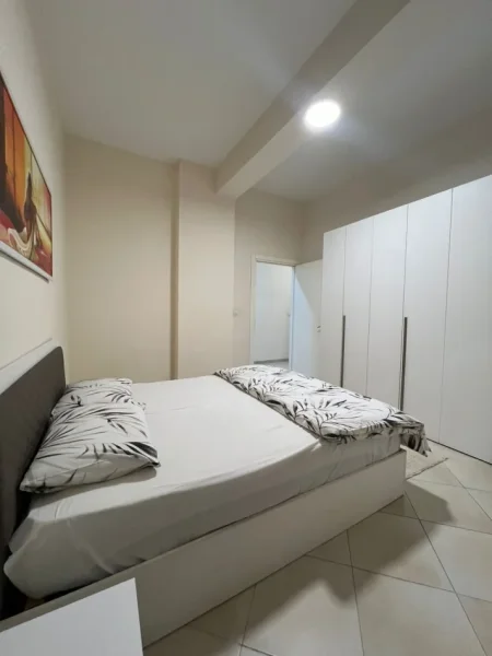 Tirane, jepet me qera apartament 1+1 Kati 1, 65 m² 400 € (Fresku)