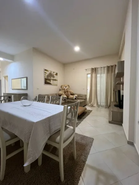 Tirane, jepet me qera apartament 1+1 Kati 1, 65 m² 400 € (Fresku)