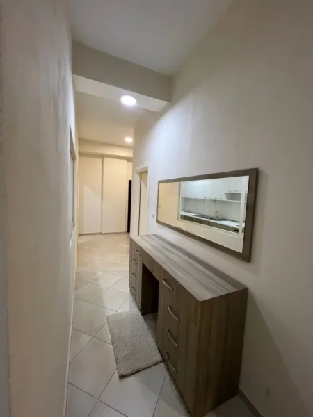 Tirane, jepet me qera apartament 1+1 Kati 1, 65 m² 400 € (Fresku)