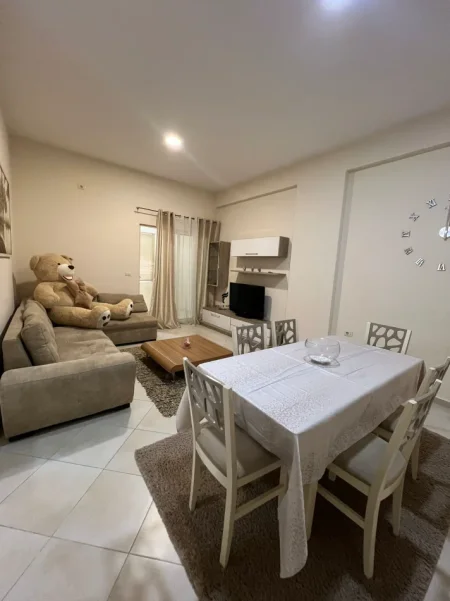 Tirane, jepet me qera apartament 1+1 Kati 1, 65 m² 400 € (FRESKU)