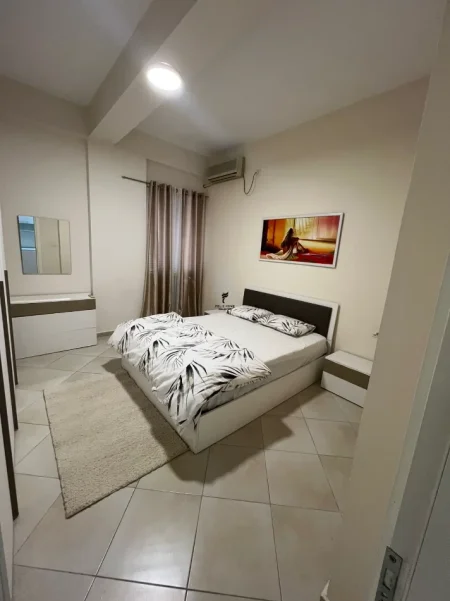 Tirane, jepet me qera apartament 1+1 Kati 1, 65 m² 400 € (FRESKU)